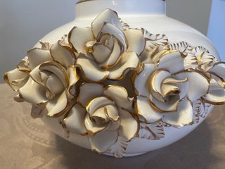 Jarrón porcelana blanco flores doradas tapa