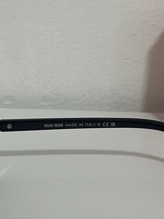 Gafas de sol Miu Miu negras