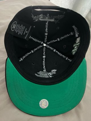 Gorra plana Hellstar negra y verde
