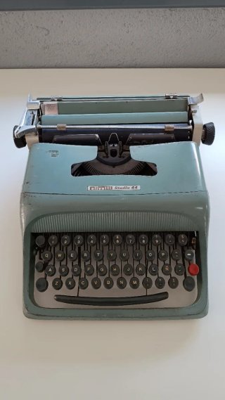 Máquina de escribir Olivetti Studio 44