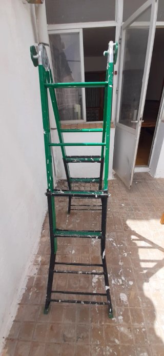 Escalera metálica plegable telescópica