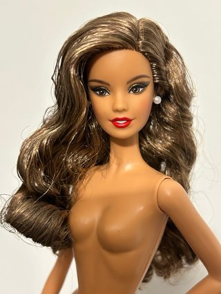 Barbie Noel 2022 Model Muse Brunette