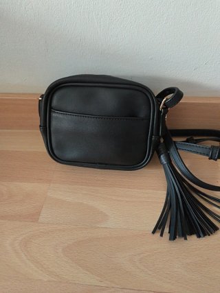 Bolso negro con flecos sólo 3€