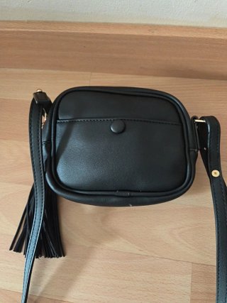 Bolso negro con flecos sólo 3€