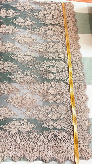Mantilla de encaje negra y beige