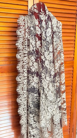Mantilla de encaje negra y beige