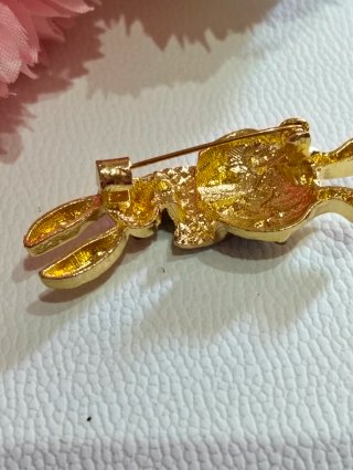 Broche de conejo con diamantes y esmalte