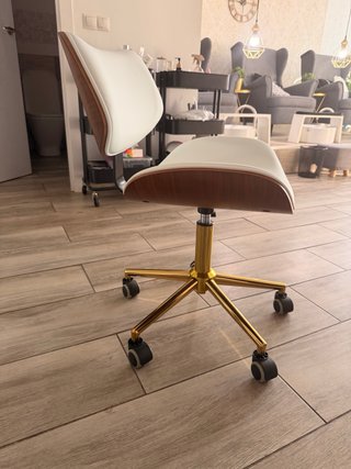 Silla de oficina blanca y madera o centro de estet