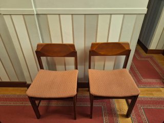 Juego de 2 sillas de madera y tela
