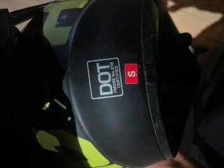 Casco de moto negro y amarillo