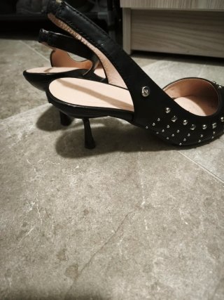 Scarpe eleganti con tacco e borchie