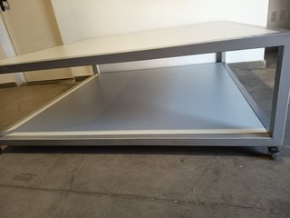 Mesa baja auxiliar con doble altura. 150x150x50