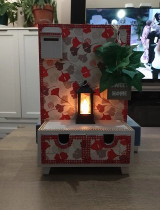 Joyero decorado con flores y detalles