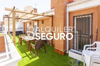 Ático en alquiler en Valdeacederas en Madrid