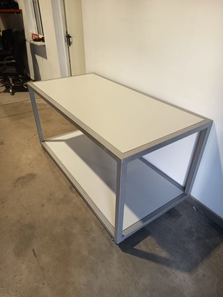 Mesa auxiliar con doble balda y ruedas. 160x80x81