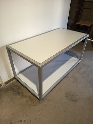 Mesa auxiliar con doble balda y ruedas. 160x80x81