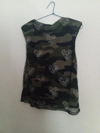 Camiseta Animosa verde con mariposas