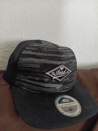 Gorra Inside Negra y Gris Ajustable.