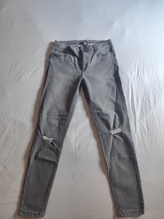 Pantalón vaquero gris desgarrado talla 42