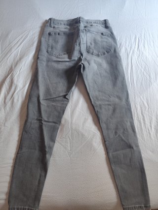 Pantalón vaquero gris desgarrado talla 42