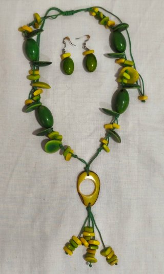 Collar y pendientes artesanales