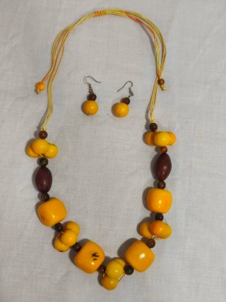Collar y pendientes artesanales