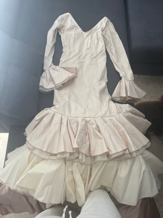 Traje de flamenca beige y rosa