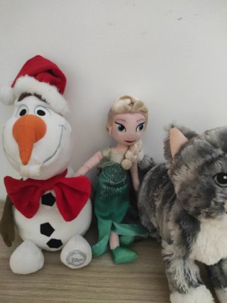 Lote de peluches: Olaf, Elsa, gato y más