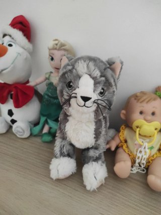 Lote de peluches: Olaf, Elsa, gato y más