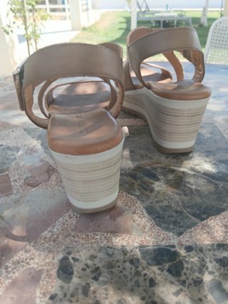 Sandalias cuña Paula Urban beige/marrón