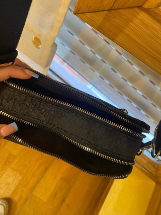 Bolso negro con logo