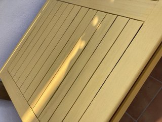 Mesa de madera amarilla para jardín o terraza