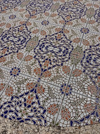 Mesa y 3 bancos de piedra con mosaico