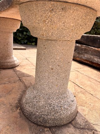Mesa y 3 bancos de piedra con mosaico