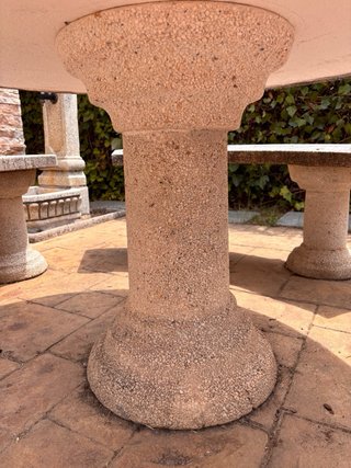 Mesa y 3 bancos de piedra con mosaico