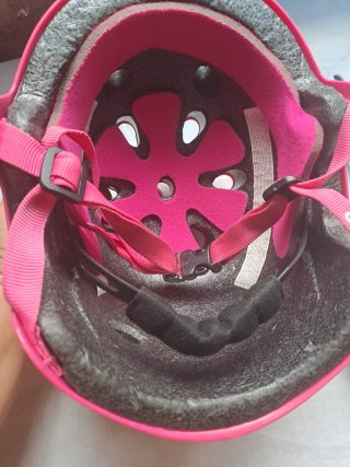 Casco y protecciones patinaje niña