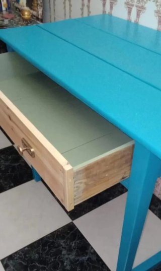 Mesa de madera azul y marrón