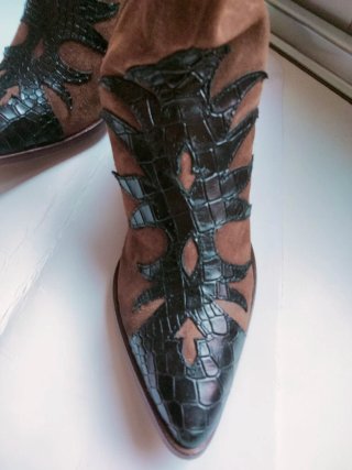 Botines de piel marrones y negros