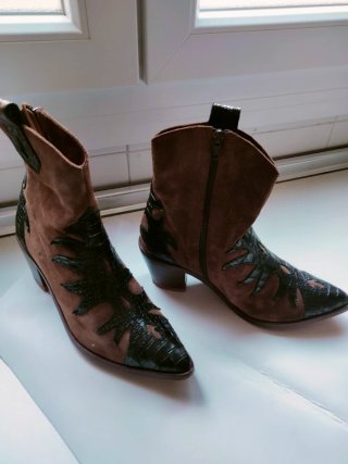 Botines de piel marrones y negros