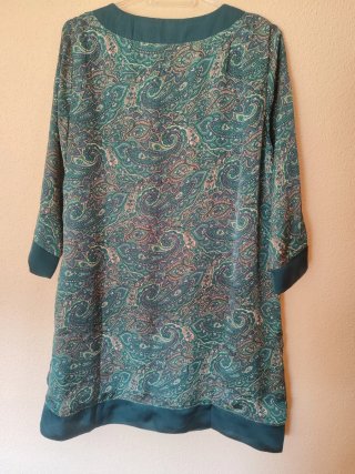 Vestido estampado paisley.