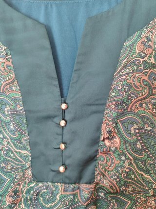 Vestido estampado paisley.