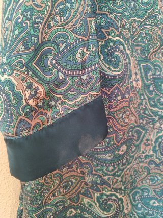 Vestido estampado paisley.