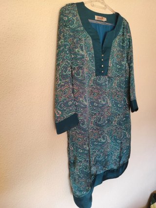 Vestido estampado paisley.