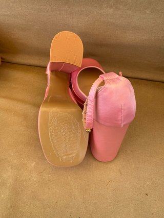 Zapatos de tacón rosa con plataforma