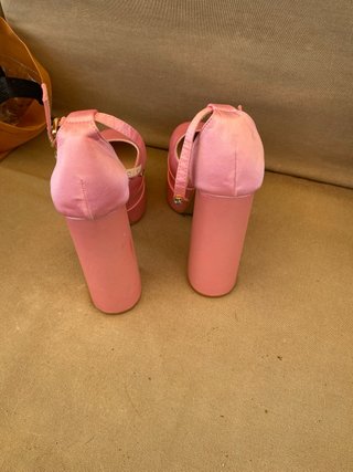 Zapatos de tacón rosa con plataforma