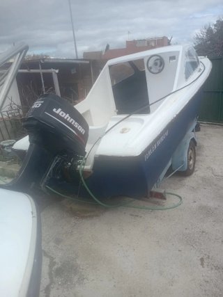 Barco con motor y remolque