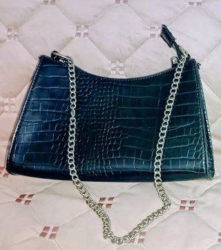 Bolso negro Stradivarius con cadena plateada