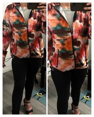 Chaqueta de colores cortavientos con estampado.