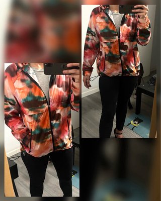Chaqueta de colores cortavientos con estampado.