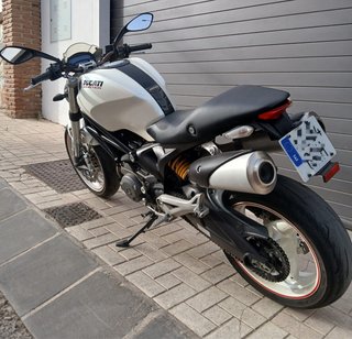 Ducati 696 Monster Blanca y Negra